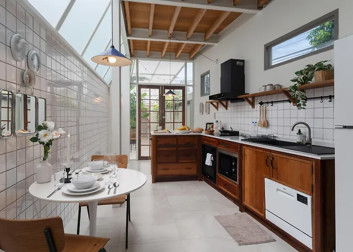 Sunny Three-storyev/wifi/workdesk/fullkitchen *