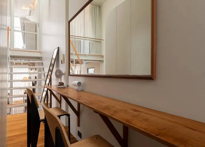 Sunny Three-storyev/wifi/workdesk/fullkitchen *