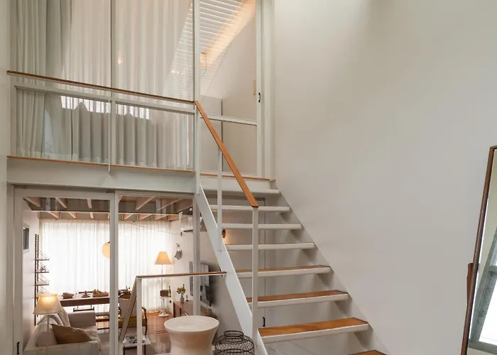 Sunny Three-storyev/wifi/workdesk/fullkitchen *